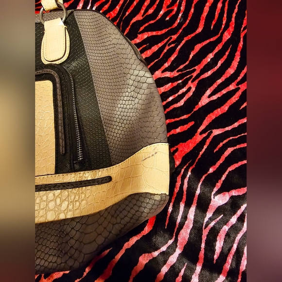 Vintage Guess Faux Crocodile Snakeskin Leather Bowling Purse Bag Pink Gray Y2k - Picture 3 of 7